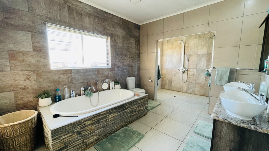 4 Bedroom Property for Sale in Grimbeeck Park North West